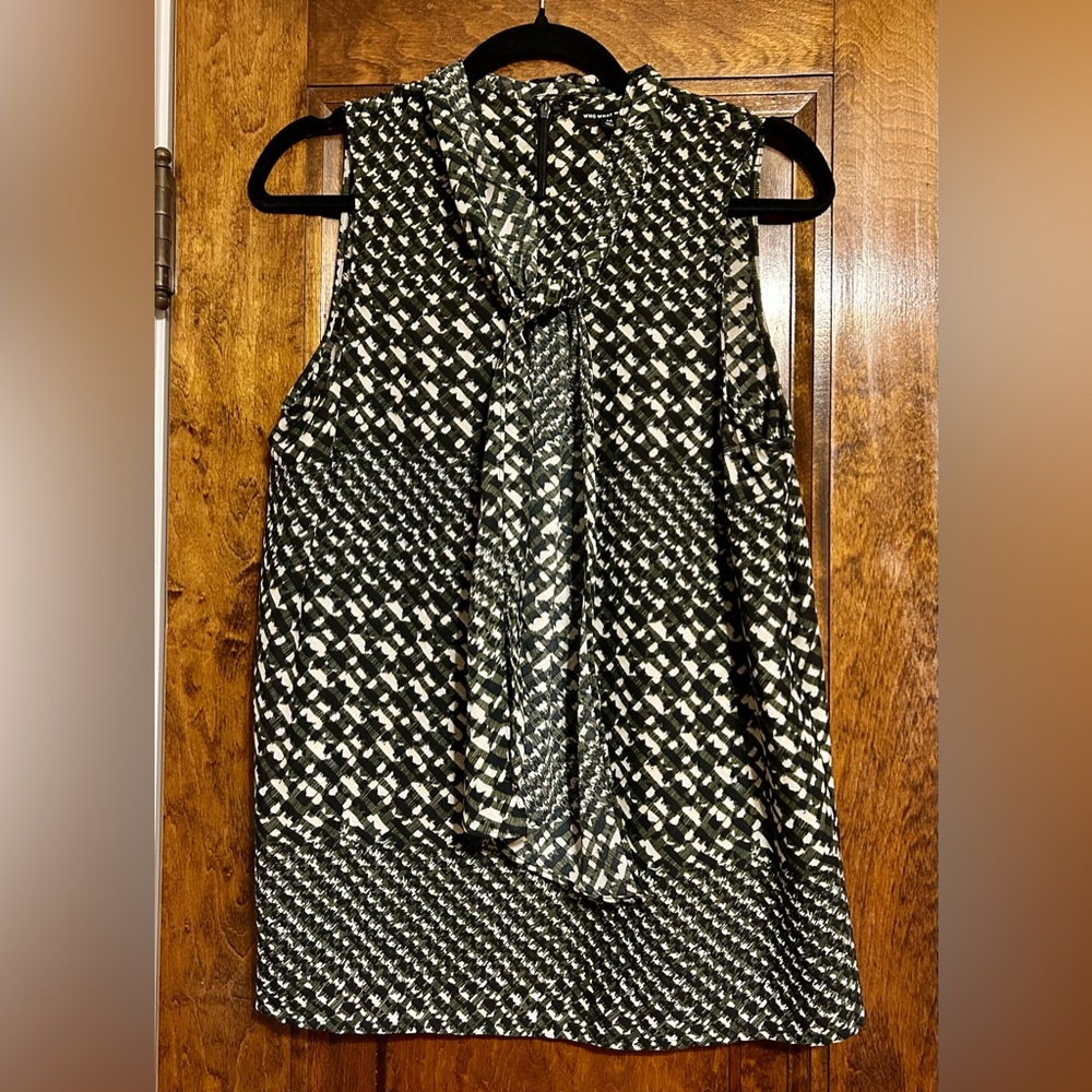 Who What Wear Black, White and Olive Green Patterned Sleeveless Blouse